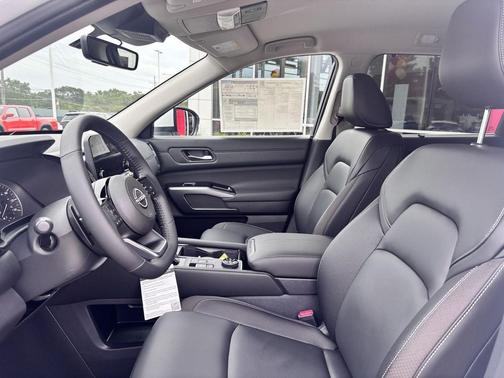 2025 Nissan Pathfinder SL 4WD