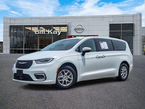 Bright White Clearcoat 2023 Chrysler Pacifica Touring L