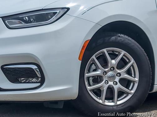 Bright White Clearcoat 2023 Chrysler Pacifica Touring L