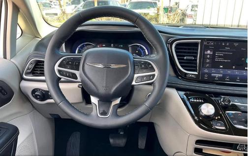 Bright White Clearcoat 2023 Chrysler Pacifica Touring L