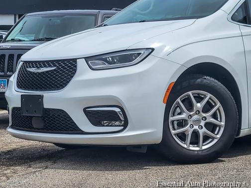 Bright White Clearcoat 2023 Chrysler Pacifica Touring L