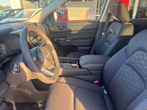 2025 Nissan Pathfinder SV 4WD