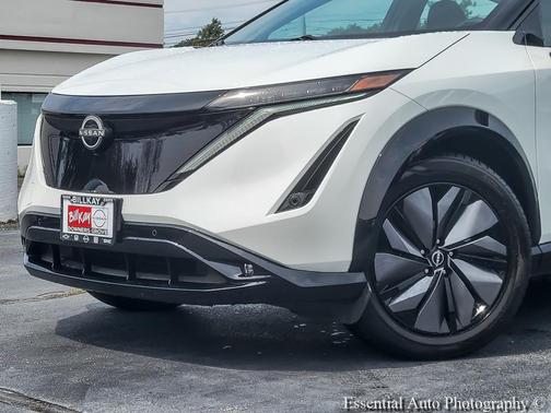 Everest White Pearl Tricoat/Black Diamond Pearl 2024 Nissan ARIYA EVOLVE+