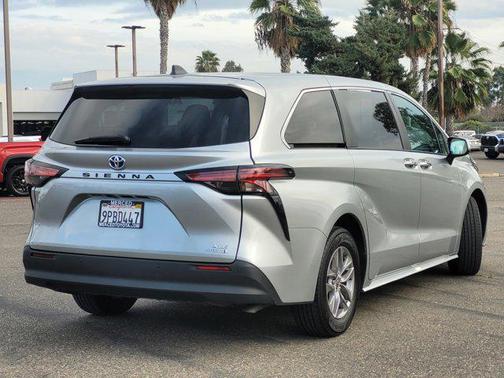 2022 Toyota Sienna XLE 8 Passenger