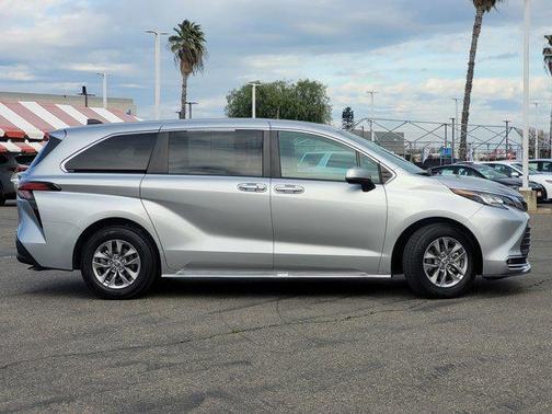 2022 Toyota Sienna XLE 8 Passenger