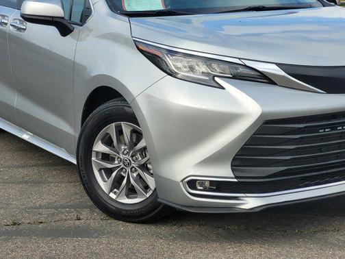 2022 Toyota Sienna XLE 8 Passenger