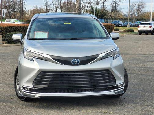 2022 Toyota Sienna XLE 8 Passenger