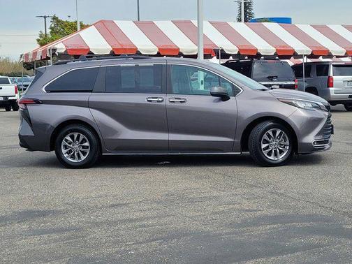2022 Toyota Sienna XLE 7 Passenger