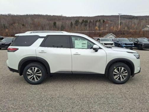 2025 Nissan Pathfinder SL