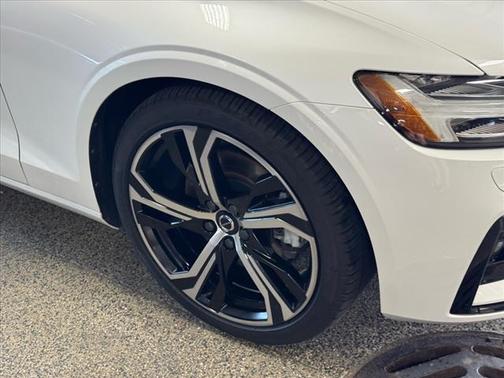 2023 Volvo S60 B5 Core Dark Theme