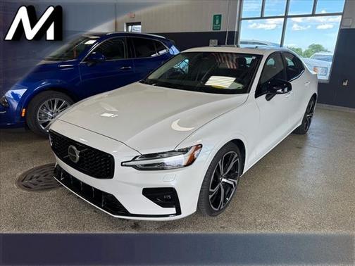 2023 Volvo S60 B5 Core Dark Theme