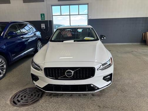2023 Volvo S60 B5 Core Dark Theme