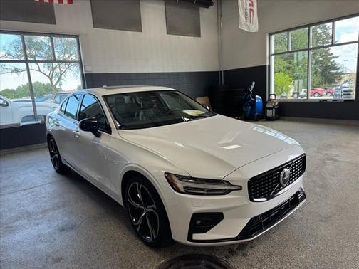 2023 Volvo S60 B5 Core Dark Theme