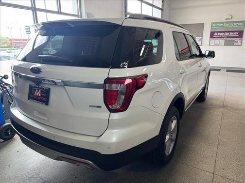 White Platinum Metallic Tri-Coat (ug) 2017 Ford Explorer XLT