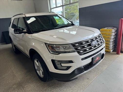 White Platinum Metallic Tri-Coat (ug) 2017 Ford Explorer XLT
