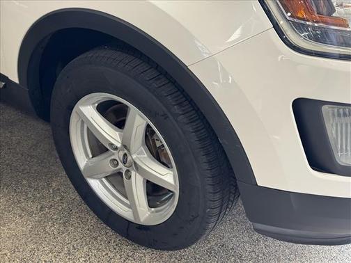 White Platinum Metallic Tri-Coat (ug) 2017 Ford Explorer XLT