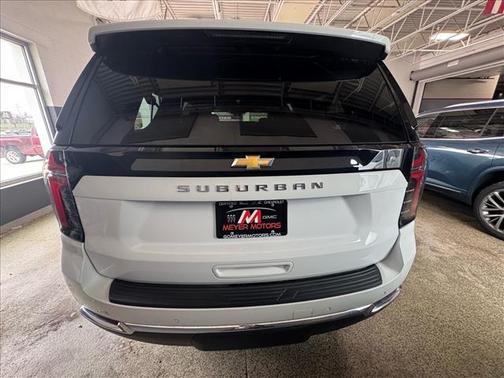 Summit White (gaz) 2025 Chevrolet Suburban LS