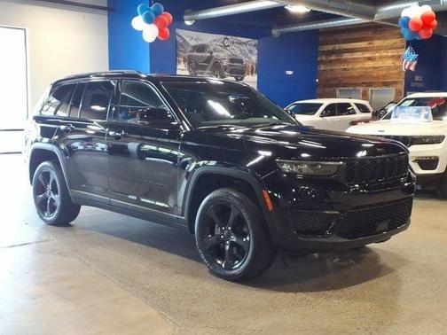 Diamond Black 2024 Jeep Grand Cherokee Laredo