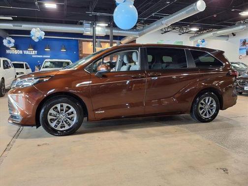2021 Toyota Sienna LE