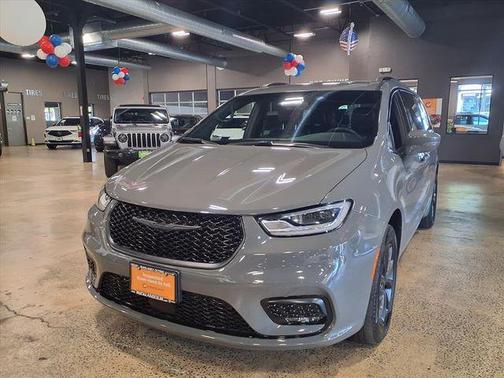2022 Chrysler Pacifica Touring-L