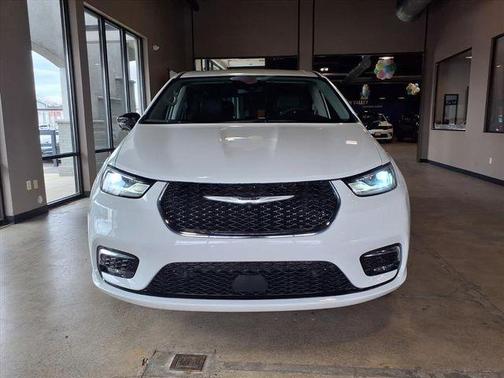 Bright White Clearcoat 2024 Chrysler Pacifica Touring-L