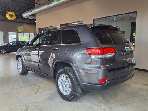 Granite Crystal Clearcoat Metallic 2020 Jeep Grand Cherokee Laredo E