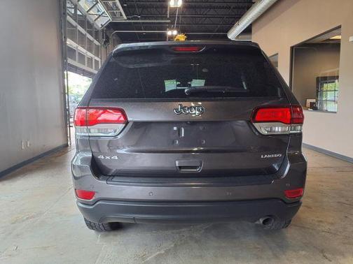 Granite Crystal Clearcoat Metallic 2020 Jeep Grand Cherokee Laredo E