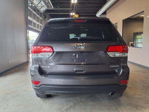 Granite Crystal Clearcoat Metallic 2020 Jeep Grand Cherokee Laredo E