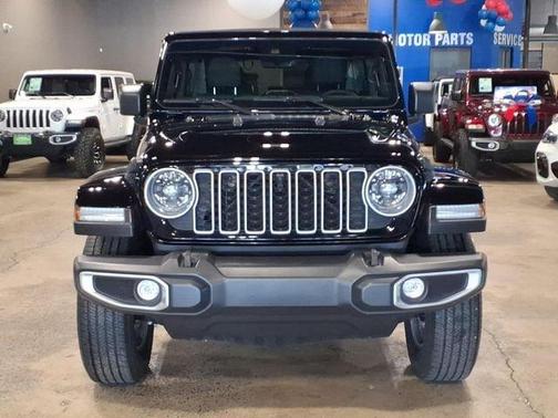 Black Clearcoat 2025 Jeep Wrangler Sahara