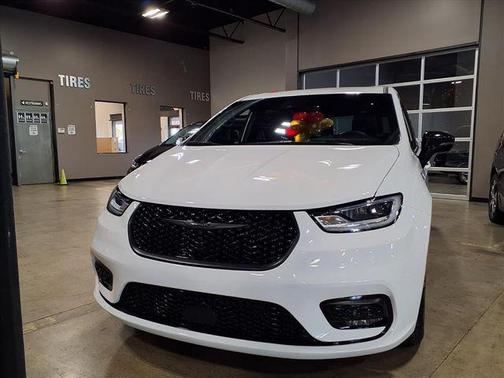 2024 Chrysler Pacifica Hybrid Select