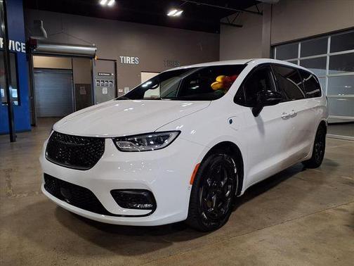 2024 Chrysler Pacifica Hybrid Select