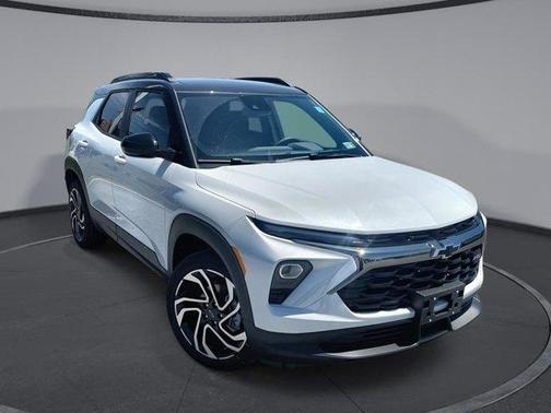 Iridescent Pearl Tricoat 2026 Chevrolet Trailblazer RS