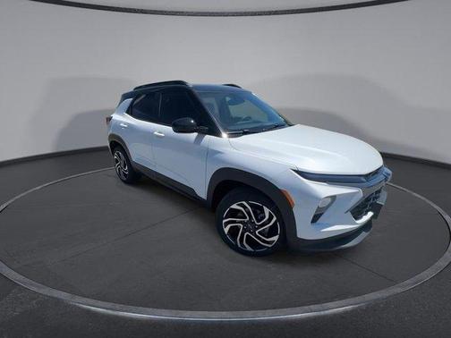 Iridescent Pearl Tricoat 2026 Chevrolet Trailblazer RS