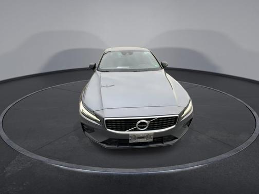 Gray Metallic 2019 Volvo S60 T6 R-Design