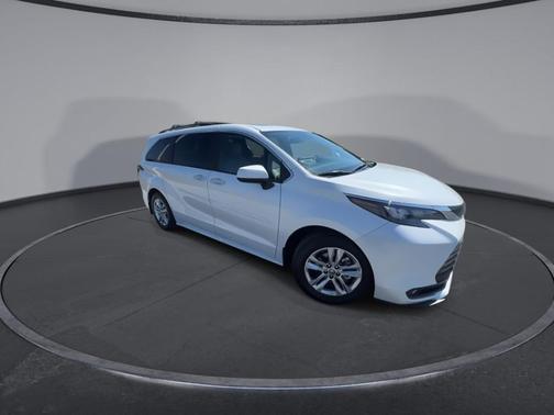 2025 Toyota Sienna XLE
