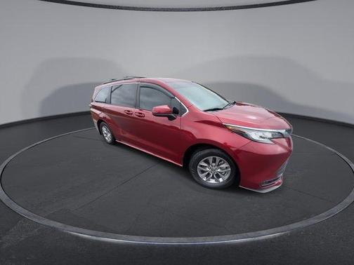 2022 Toyota Sienna LE