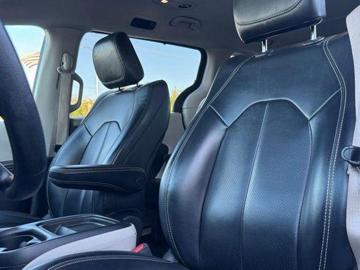Brilliant Black Crystal Pearlcoat 2020 Chrysler Voyager LXI