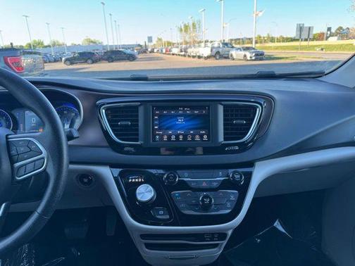 Brilliant Black Crystal Pearlcoat 2020 Chrysler Voyager LXI