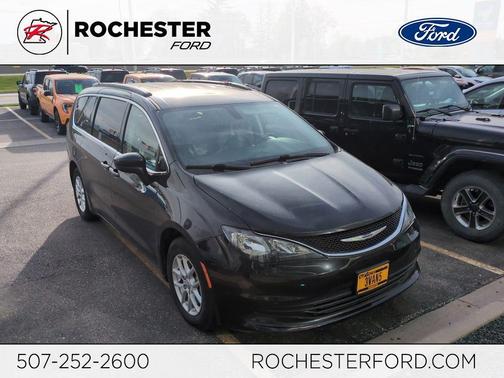 Brilliant Black Crystal Pearlcoat 2020 Chrysler Voyager LXI