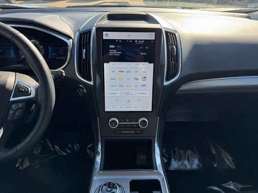 Iconic Silver Metallic 2021 Ford Edge Titanium