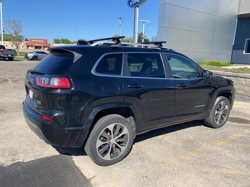 Diamond Black Crystal Pearlcoat 2020 Jeep Cherokee Overland