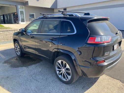Diamond Black Crystal Pearlcoat 2020 Jeep Cherokee Overland