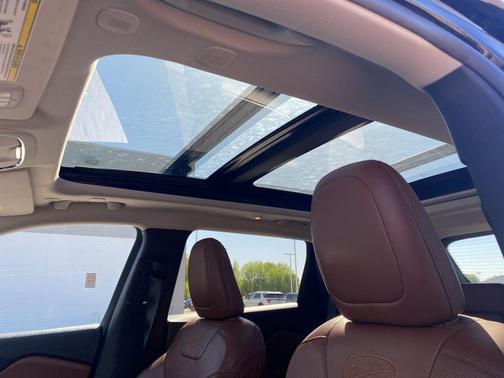 Diamond Black Crystal Pearlcoat 2020 Jeep Cherokee Overland