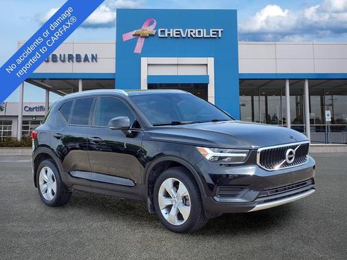 Black 2022 Volvo XC40 T5 Momentum
