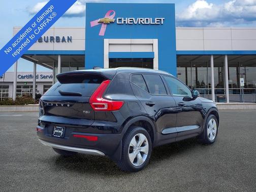 Black 2022 Volvo XC40 T5 Momentum