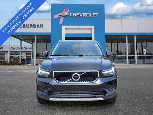 Black 2022 Volvo XC40 T5 Momentum