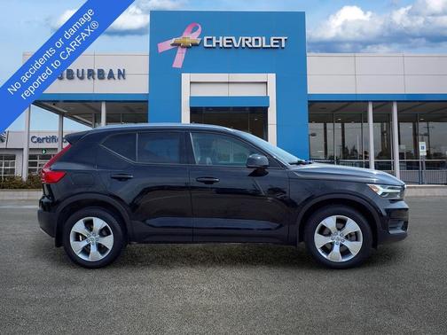 Black 2022 Volvo XC40 T5 Momentum