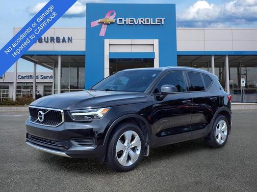 Black 2022 Volvo XC40 T5 Momentum