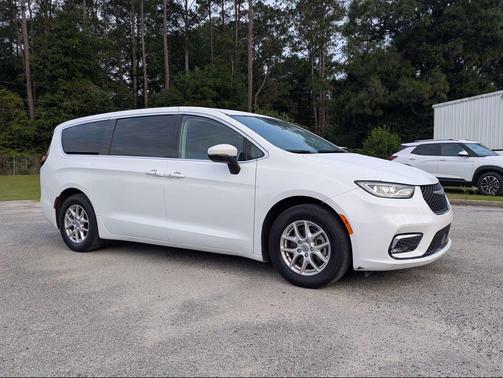 Bright White Clearcoat 2023 Chrysler Pacifica Touring L