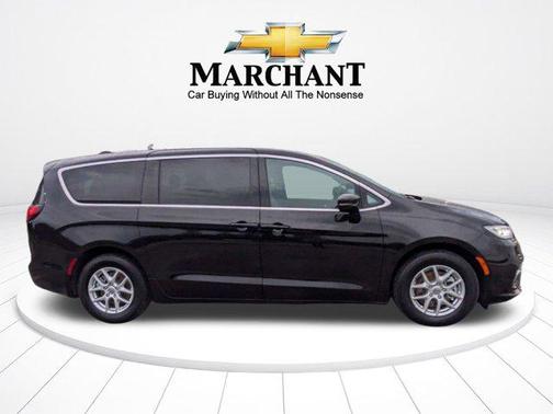 Diamond Black Crystal Pearlcoat 2025 Chrysler Pacifica L
